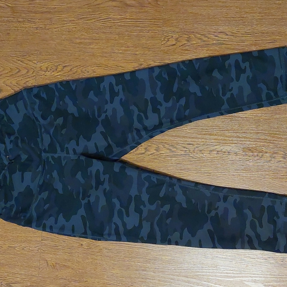 Danskin Capri Length Yoga Pants Size M Like New